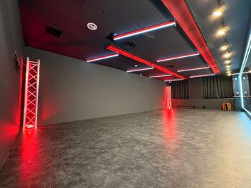 【BUZZ名古屋本店】ダンスレンタルスタジオ 24時間OK BUZZ名古屋本店2st ｜リハも撮影も映える赤LEDスタジオの室内の写真