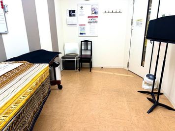 2,3名程度での楽器練習が可能な防音ルームです。（譜面台貸し出し可能）教室内設置のマリンバはご使用いただけません。 - ミュージックアベニュー神戸 防音ルーム(4階1番教室)の室内の写真