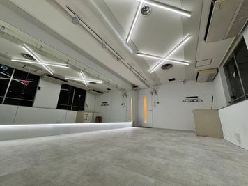【BUZZ名古屋本店】ダンスレンタルスタジオ 24時間OK BUZZ名古屋本店3st｜ダンスや撮影におすすめ！の室内の写真