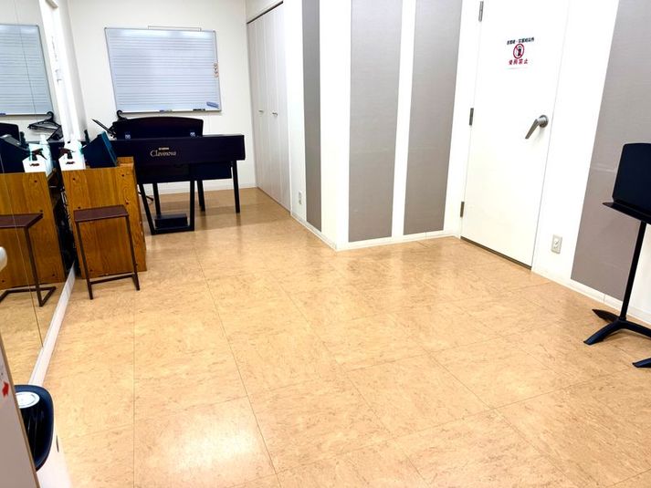 4名程度での楽器練習が可能な防音ルームです。（譜面台貸し出し可能） - ミュージックアベニュー神戸 防音ルーム(4階4番教室)の室内の写真