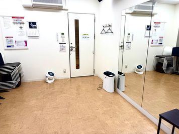 壁の1面が鏡となっています。 - ミュージックアベニュー神戸 防音ルーム(4階4番教室)の室内の写真