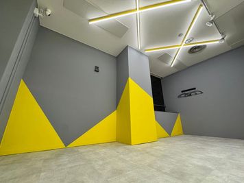 【BUZZ名古屋本店】ダンスレンタルスタジオ 24時間OK BUZZ名古屋本店4st ｜映えるイエロー×グレー空間！の室内の写真