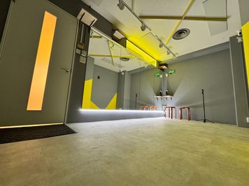 【BUZZ名古屋本店】ダンスレンタルスタジオ 24時間OK BUZZ名古屋本店4st ｜映えるイエロー×グレー空間！の室内の写真