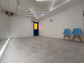 【BUZZ名古屋本店】ダンスレンタルスタジオ 24時間OK BUZZ名古屋本店5st｜ブルー×ホワイトの爽やか空間で広々快適の室内の写真