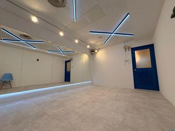 ブルーのアクセントが可愛い⭐︎コスパ最強!広々空間! - 【BUZZ名古屋本店】ダンスレンタルスタジオ 24時間OK