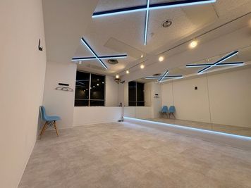 【BUZZ名古屋本店】ダンスレンタルスタジオ 24時間OK BUZZ名古屋本店5st｜ブルー×ホワイトの爽やか空間で広々快適の室内の写真