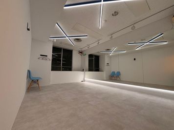 【BUZZ名古屋本店】ダンスレンタルスタジオ 24時間OK BUZZ名古屋本店5st｜ブルー×ホワイトの爽やか空間で広々快適の室内の写真
