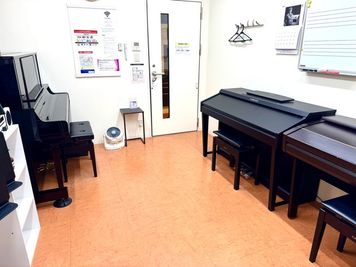 2,3名程度での楽器練習が可能な防音ルームです。（譜面台貸し出し可能） - ミュージックアベニュー神戸 防音ルーム(4階9番教室)の室内の写真