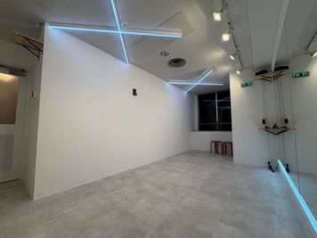 【BUZZ名古屋本店】ダンスレンタルスタジオ 24時間OK BUZZ名古屋本店6st｜白基調のシンプル万能スタジオ⭐︎の室内の写真