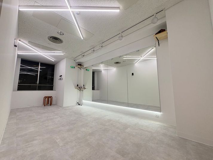 BUZZ名古屋本店6st|白基調のシンプル万能スタジオ⭐︎ - 【BUZZ名古屋本店】ダンスレンタルスタジオ 24時間OK