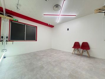 【BUZZ名古屋本店】ダンスレンタルスタジオ 24時間OK BUZZ名古屋本店7st｜赤白のアクセントがお洒落な人気フロア！の室内の写真