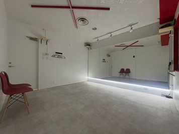 【BUZZ名古屋本店】ダンスレンタルスタジオ 24時間OK BUZZ名古屋本店7st｜赤白のアクセントがお洒落な人気フロア！の室内の写真