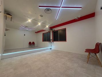 【BUZZ名古屋本店】ダンスレンタルスタジオ 24時間OK BUZZ名古屋本店7st｜赤白のアクセントがお洒落な人気フロア！の室内の写真