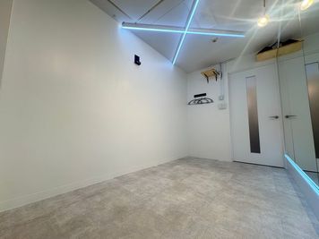 【BUZZ名古屋本店】ダンスレンタルスタジオ 24時間OK BUZZ名古屋本店8st｜業界最安値！キレイで快適な練習空間！の室内の写真