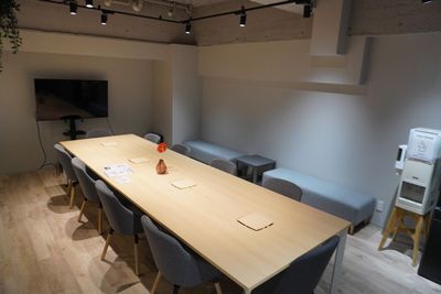 会議室・配信など幅広い用途で使えます★カフェっぽい雰囲気の中打ち合わせはいかがでしょうか?ホワイトボード・フリードリンクも完備 - 赤坂・溜池山王の貸スペース