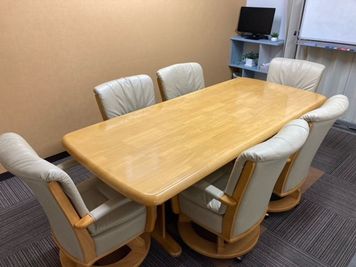 6人掛けのテーブルです（パイプ椅子の貸出もあります） - 小林ビル1F　オフィスドリームズ竹葉 仙台駅徒歩7分　/　面接・少人数会議室の室内の写真