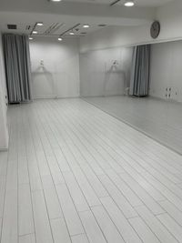 【オープン記念価格】白を基調にしたオシャレな空間。
最大10名収容可能 44㎡ - 244ダンススタジオ堺筋本町 【NEW】　堺筋本町駅徒歩5分　ダンス・ヨガ　244ダンスタジオの室内の写真