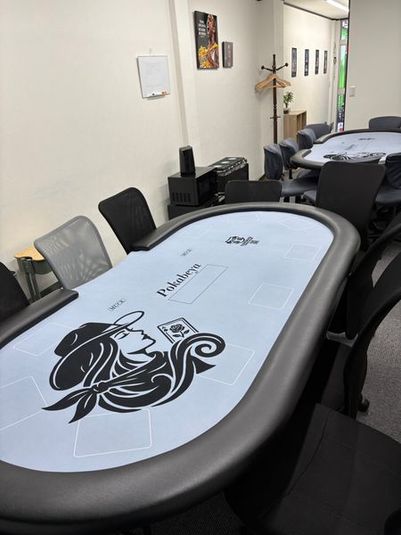 テーブルは2テーブルあります！9人がゆったりプレイできるポーカーテーブルです。入って奥のテーブルはRFID搭載。 - 完全無人RFIDポーカールーム　ポカベヤ　ジュクベヤ 完全無人RFIDルーム　ポカベヤ　ジュクベヤの室内の写真