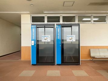 【テレキューブ】とかち帯広空港。視線と音を遮る、プライベートな集中環境。(325−01) - テレキューブ とかち帯広空港
