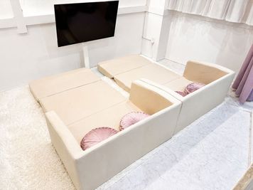 ソファーを展開すると幅95cm×長さ188cmのマットレスとしてお使いいただけますので横になってゆっくりおくつろぎいただけます。 - 【宇都宮駅徒歩1分! 】サロン/パーティー/デート/推し活/撮影 24時間予約可能！パーティールームの室内の写真