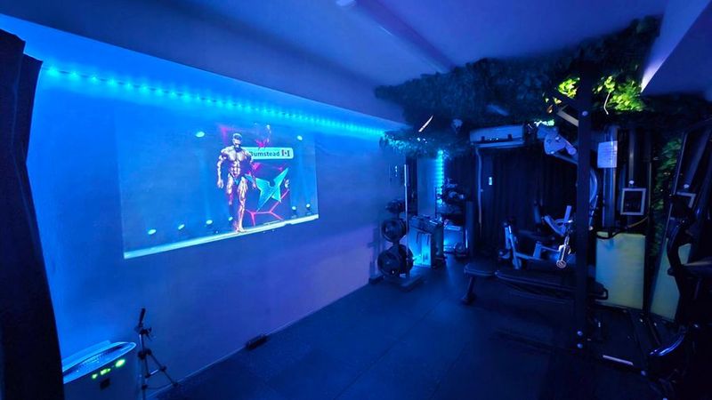 プロジェクター完備のモチベが上がるレンタルジム - 大阪心斎橋レンタル&パーソナルジムHighsA