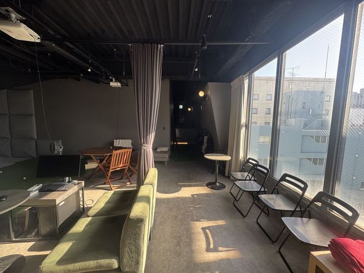 プロジェクター・モニター・バーカウンター・マイク完備 - THE aX golf & cafe bar