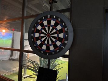 THE aX golf & cafe bar プロジェクター・モニター・バーカウンター・マイク完備の設備の写真