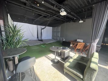 巨大プロジェクターでプレゼンも。※趣味レーションゴルフは利用不可 - THE aX golf & cafe bar プロジェクター・モニター・バーカウンター・マイク完備の室内の写真