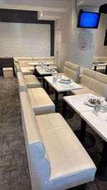 移動可能なソファとテーブル
お好きなスタイルでアレンジ可能 - ジュリアード 田町 貸切パーティースペースの室内の写真