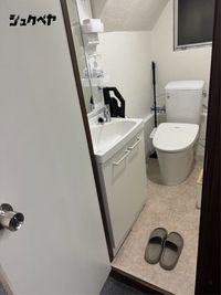 奇麗なトイレルームが部屋内にあります。 - 完全無人RFIDポーカールーム　ポカベヤ　ジュクベヤ 完全無人RFIDルーム　ポカベヤ　ジュクベヤの設備の写真
