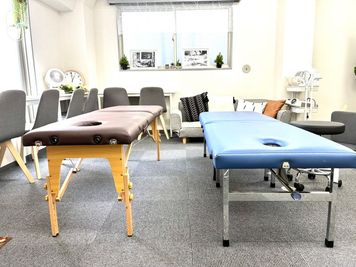 施術ベッド２台
ブルーの背術ベッドのご移動は、必ず真ん中を持ってご移動お願いします。 - 神保町お茶の水ウィルシャー・プレイス🍀神田小川町太田屋ビル✨ 神保町お茶の水ウィルシャー・プレイス🍀✨神田小川町太田屋ビル✨の設備の写真