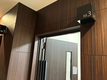 教室入口 - ミュージックスクエア高崎センター グランドピアノ・エレクトーン練習室　M３教室の室内の写真