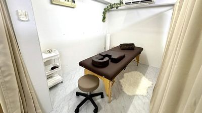 施術ベッド、キャスター椅子、施術ワゴン - レンタルサロンHAKU レンタルスペースHAKU 東新宿の室内の写真