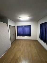 みんなでシェアできるイベントスペース
オフィスワーク、ストレッチ、ダンスの再確認など。 - SHUN OFFICE 荷物保管　ストレッチ　ヨガスペース　ダンスの個人練習にもの室内の写真