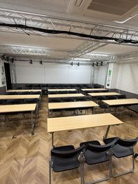 前方から見た大会議室レイアウト。
スクール形式で最大約30名まで対応可能で、セミナー・研修・説明会などにおすすめです。 - COMOL 千舟町 松山 大会議室の室内の写真