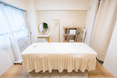 （ベッドのひらひらは通常は外してあります） - レンタルサロン　メゾンルポ栄 Maison Repos　栄の室内の写真