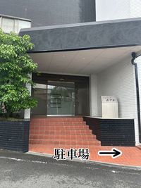 正面玄関です。玄関の向かって右に駐車場あります。 - シェアリングコミュニティサロン【Leaf asuka】 レンタルスペース・レンタルサロン・サロン貸しの外観の写真