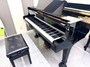 教室内設置のヤマハグランドピアノ　C1 - ミュージックアベニュー神戸 防音ルーム(4階15番教室)の室内の写真