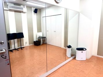 壁の1面が鏡となっています。 - ミュージックアベニュー神戸 防音ルーム(4階8番教室)の室内の写真