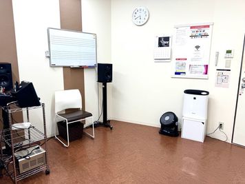 4名程度での楽器練習が可能なお部屋です。 - ミュージックアベニュー神戸 防音ルーム(4階10番教室)の室内の写真