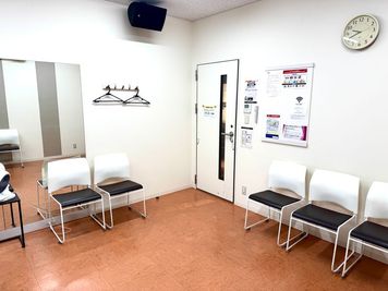 壁の一面が鏡になっております。
教室内の椅子、譜面台は使いやすく移動していただけます。 - ミュージックアベニュー神戸 防音ルーム(4階7番教室)の室内の写真
