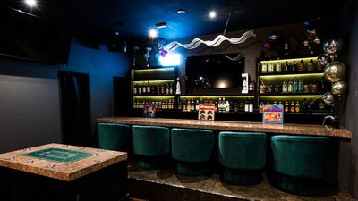 カウンター6席。モニター複数完備。 - Amusement & Sound Bar N2 中目黒の室内の写真