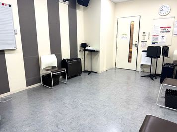 6名程度での楽器練習が可能なお部屋です。 - ミュージックアベニュー神戸 防音ルーム(4階17番教室)の室内の写真