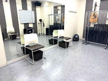 ヤマハミュージック直営教室！【各線三宮駅徒歩5分】片面が鏡張りなのでダンス練習にも使用できるお部屋です♪(4階17番教室) - ミュージックアベニュー神戸