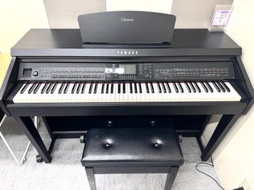 教室内には、CVP-701を設置しております。ご使用の場合はオプションより選択してください。 - ミュージックアベニュー神戸 防音ルーム(4階17番教室)の室内の写真