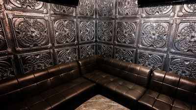 個室は控え室や更衣室としてもご利用いただけます - Amusement & Sound Bar N2 中目黒の室内の写真