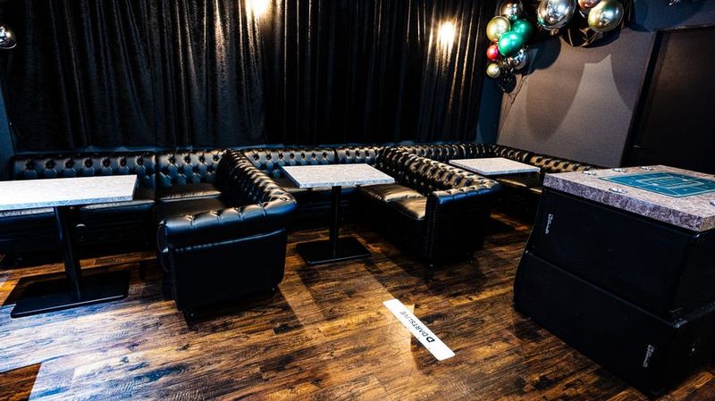 ソファ席の配置は変更可能。広々スペース◎ - Amusement & Sound Bar N2 中目黒の室内の写真