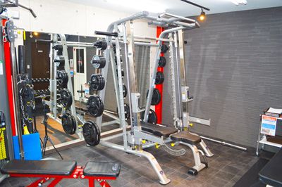 スミスマシン - アルカビル Sinwa Training Gym（真和トレーニングジム）の設備の写真