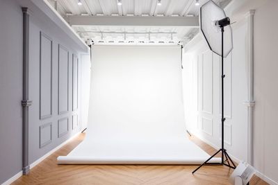 白バックペーパーを使用した撮影イメージです。人物撮影・宣材写真・商品撮影に対応できます。 - Studio Mekuru Studio Mekuru 2F｜グレー壁撮影スペースの室内の写真