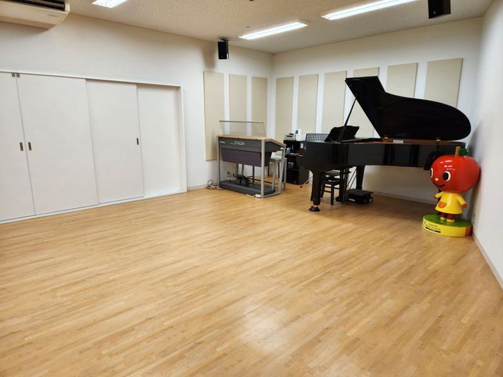グランドピアノ　C3
エレクトーン　ELS-02C（V） - アルパークセンター ピアノ・エレクトーン防音室　L1教室の室内の写真